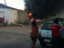 FUNCIONARIOS ASSISTEM A QUEIMA